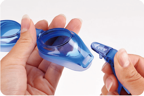 Manufacturer illustration showing insertion of the side clip into a blue VIEW junior goggle lens
